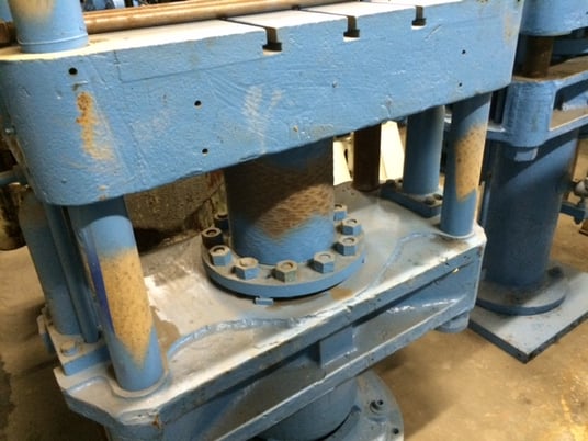 118 Ton, 30.5" x 20.5" bed, 12" str.on clamp cylinder, 4"-40" DL, 8" trnsfr cylinder, #2440 - Image 2