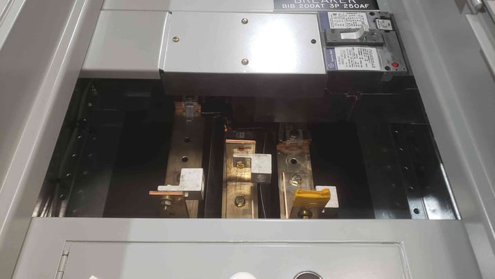 250 Amp. General Electric Spectra #SFHA36AT0250, Panelboard, (3) Breakers, 3 Phase, 480 Volts - Image 4