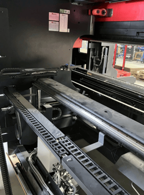 Amada #HG1003AR, CNC Press Brake, 100 Ton, 120" bending length, robotic cell, automatic tool changer, AMNC 3i - Image 9