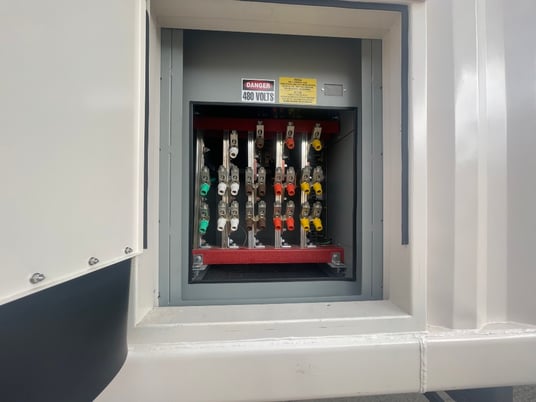 1100 KW Caterpillar #3512TA, Mounted in 2021 Fully Customized 40' ISO Sound Attenuated Container on Tandem - Image 3