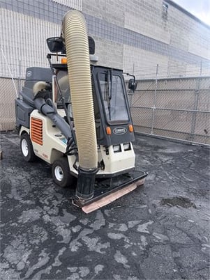 Tennant #ATLV4300, Industrial Air Vacuum Sweeper, 24 HP, 16 MPH, Rear Wheel Drive, 2000 - Image 2