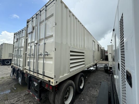 2000 KW Caterpillar #XQ2000, Diesel Generator Set, 1800 RPM, 1200-gallon dual wall fuel tank, 480 Volt, 225 - Image 2