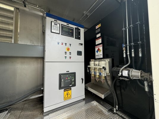 2000 KW Caterpillar #XQ2000, Diesel Generator Set, 1800 RPM, 1200-gallon dual wall fuel tank, 480 Volt, 225 - Image 4
