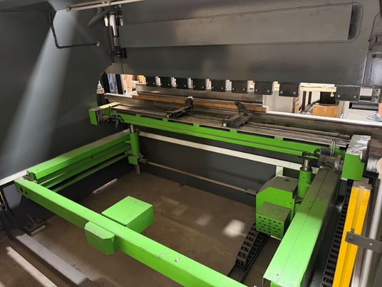 149 Ton, Ermak #EVO-3, hybrid CNC press brake, 10.1' overall, 102.36" between housing, 10.83" stroke, 16.14" - Image 8