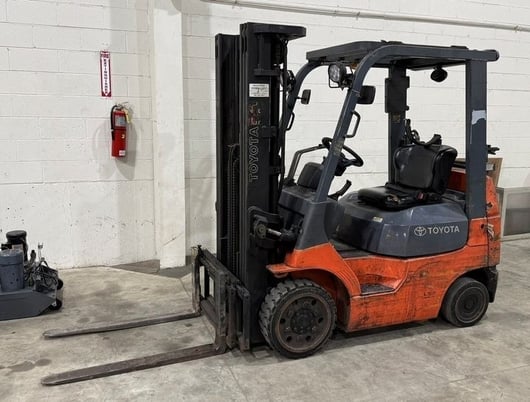4000 lb. Toyota #7FGCU20, LPG, 7.6'to fork face, 24" load center, 6.3'turning radius, 118 FPM - Image 1