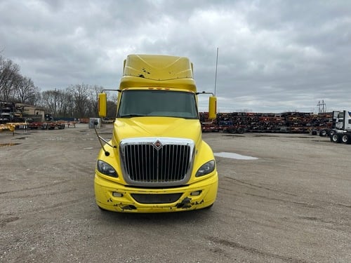 International #LF687, Sleeper Truck, Cummins ISX, Tandem Axle, Class 8 Highway Tractor, 2016 - Image 1