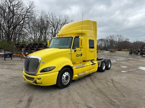 International #LF687, Sleeper Truck, Cummins ISX, Tandem Axle, Class 8 Highway Tractor, 2016 - Image 2