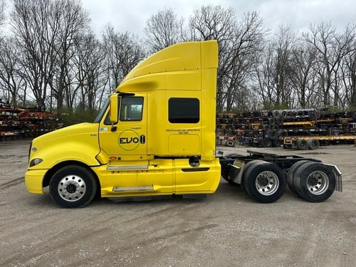 International #LF687, Sleeper Truck, Cummins ISX, Tandem Axle, Class 8 Highway Tractor, 2016 - Image 3