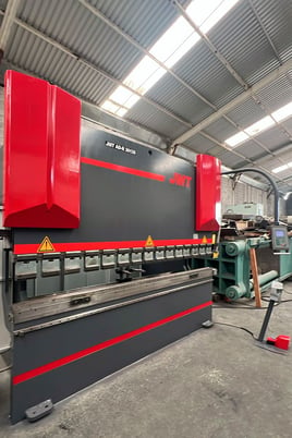 148 TON JMT #AD-R 30135, Hydraulic Press Brake, 10' overall, 10.4" stroke, DELEM DA-52, 2013 - Image 2