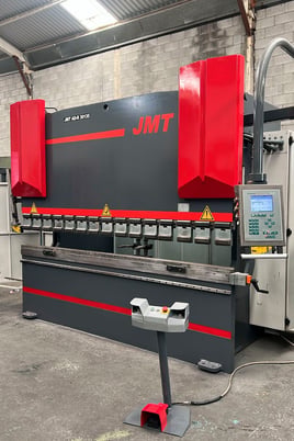 148 TON JMT #AD-R 30135, Hydraulic Press Brake, 10' overall, 10.4" stroke, DELEM DA-52, 2013 - Image 3