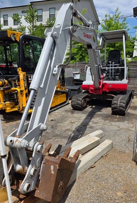 Takeuchi #TB135, Mini Excavator/Trackhoe, 28 HP Yanmar 3-cylinder diesel engine, dozer blade, 3939 hours, 2007 - Image 2