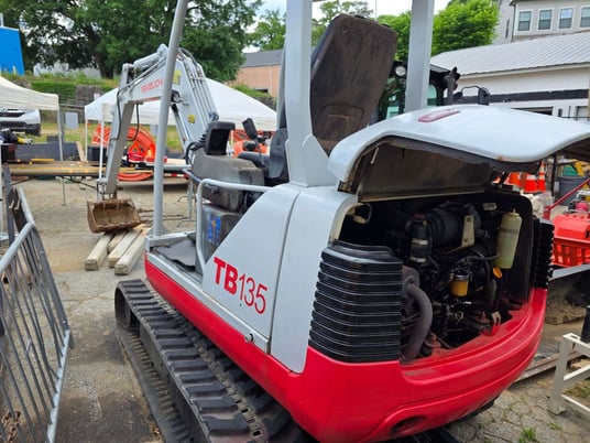 Takeuchi #TB135, Mini Excavator/Trackhoe, 28 HP Yanmar 3-cylinder diesel engine, dozer blade, 3939 hours, 2007 - Image 4