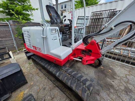 Takeuchi #TB135, Mini Excavator/Trackhoe, 28 HP Yanmar 3-cylinder diesel engine, dozer blade, 3939 hours, 2007 - Image 5