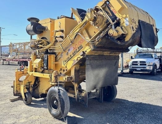 Lincoln 660 AXL Asphalt Windrow Elevator 1856 Hours Hot Mix HMA Paver - Image 3