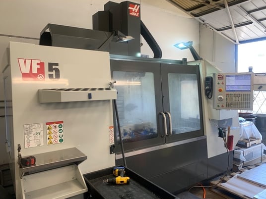 Haas #VF-5/40, 24+1 side mount tool changer, 50" X, 26" Y, 25" Z, 10000 RPM, #40, 30 HP, 23" x52" tbl. - Image 1