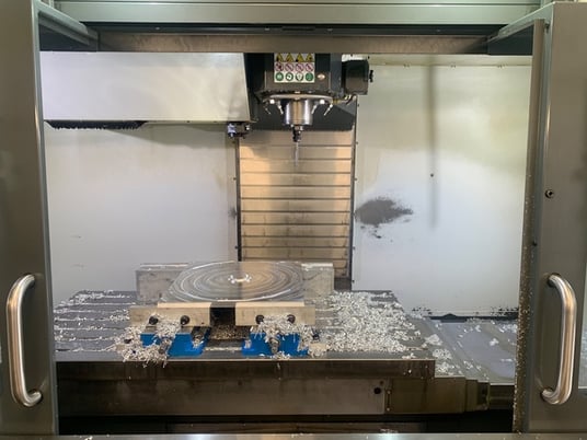 Haas #VF-5/40, 24+1 side mount tool changer, 50" X, 26" Y, 25" Z, 10000 RPM, #40, 30 HP, 23" x52" tbl. - Image 2