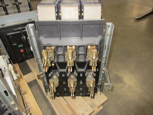 225 Amps, ITE, K-225, manually operated, drawout, Red/Black - Image 3