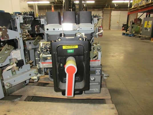 800 Amps, General Electric, AKR-10D-30S, manually operated, drawout - Image 1