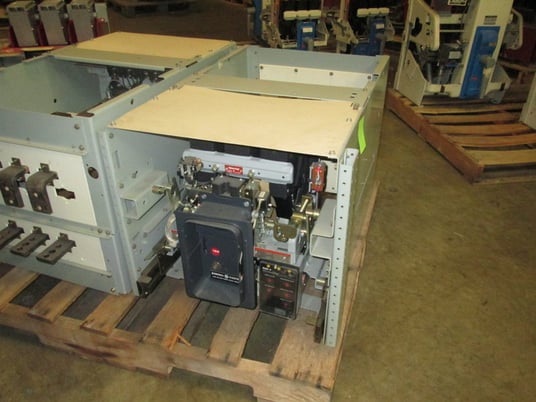 800 Amps, General Electric, akr- 7d-30s, electrically operated, manually operated, drawout, w/cell - Image 1