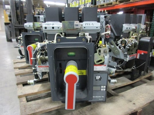 800 Amps, General Electric, akr- 9d-30s, manually operated, drawout - Image 1