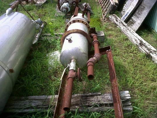 35 gallon Stainless Steel tank, on 4 Carbon Steel legs, upper and lower half of tank bolt together - Image 1