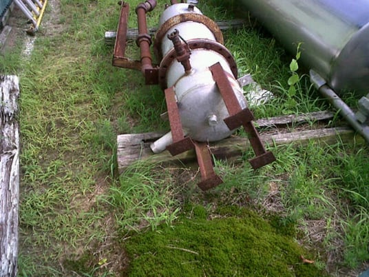 35 gallon Stainless Steel tank, on 4 Carbon Steel legs, upper and lower half of tank bolt together - Image 2