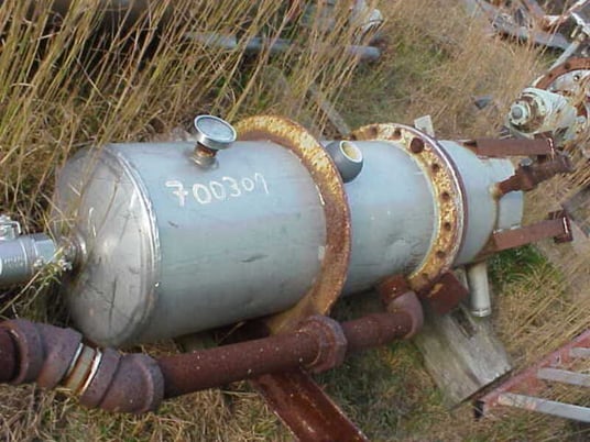35 gallon Stainless Steel tank, on 4 Carbon Steel legs, upper and lower half of tank bolt together - Image 3