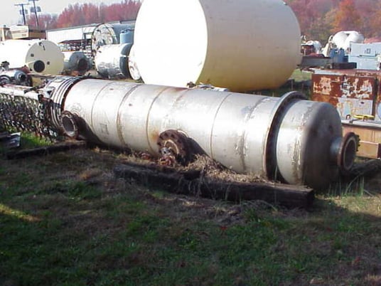 1550 gallon Newarc Welding, Stainless Steel tank, rated for 2 psi & partial vacuum @ 200&deg;F, 3" CBO (center - Image 2