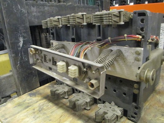 250 Amps, Cutler-Hammer, SPB50, 3P, 600V, Pow-R-Trip 7, LSG, no rating plug, manually operated, drawout - Image 4