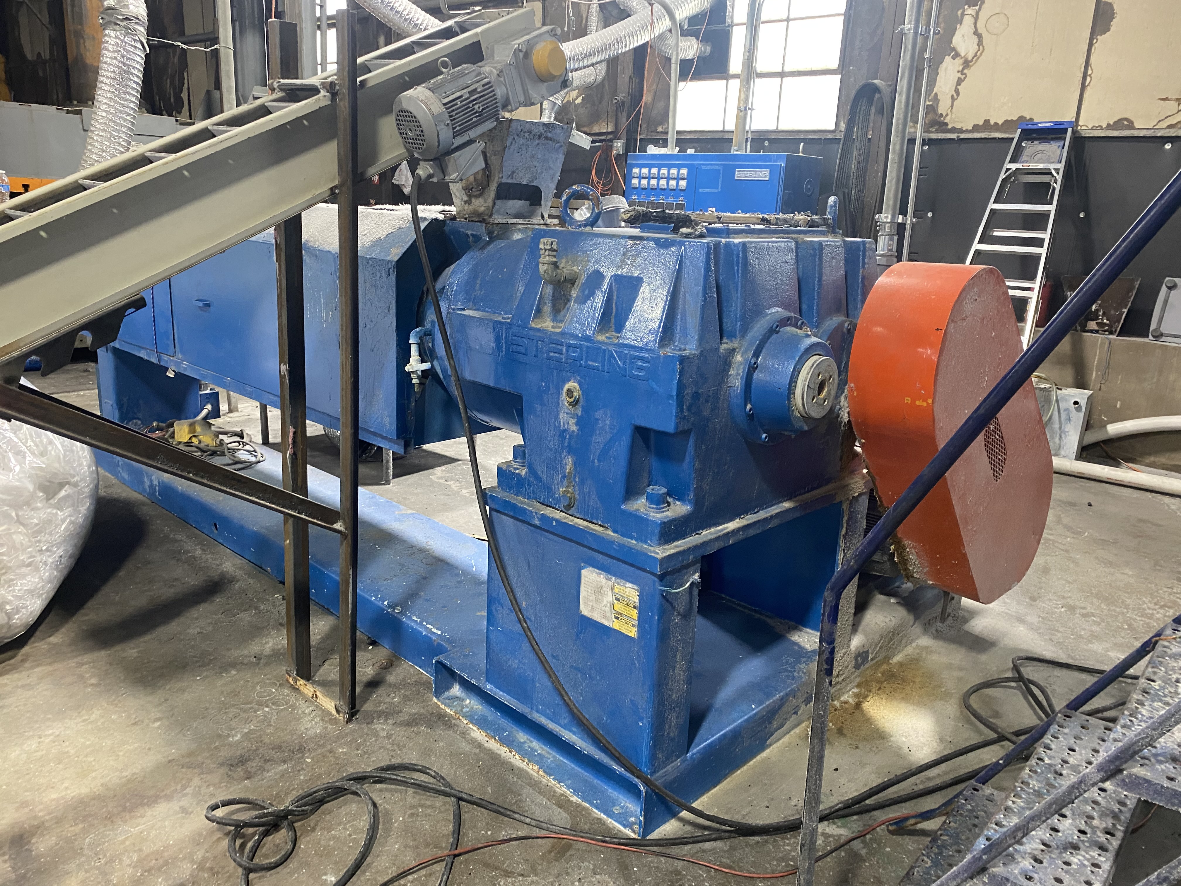 4.5" Sterling, single screw extruder, 30:1 L/D, vented, 200 HP, VFD drive, 13.95:1 gear ratio, 125 max RPM - Image 1