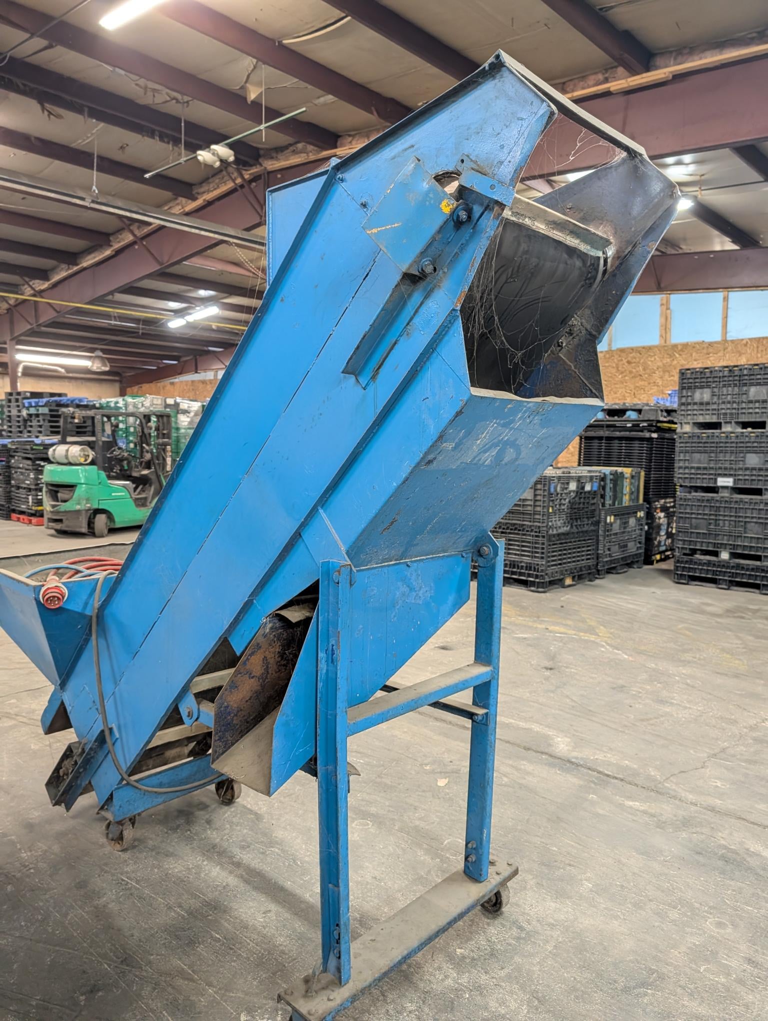 38" x 28" Plastic Granulator, 150 HP, 16 rotor knives, 6 bed knives, outfeed conveyor w/ metal separator - Image 3