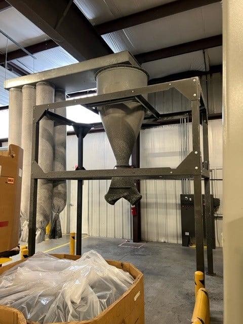 20" x 39" AEC #C1000/GPH2039, plastic granulator, 150 HP, 5 knife chevron rotor, infeed conveyor w/ metal - Image 4