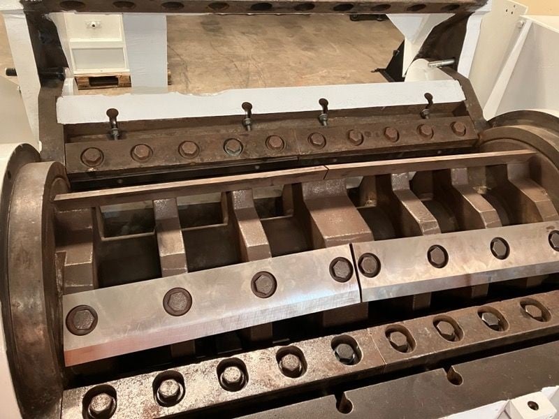 20" x 40" Cumberland #C-1000, plastic granulator, twin shear rotor, 100 HP, dual flywheel, split chamber - Image 2
