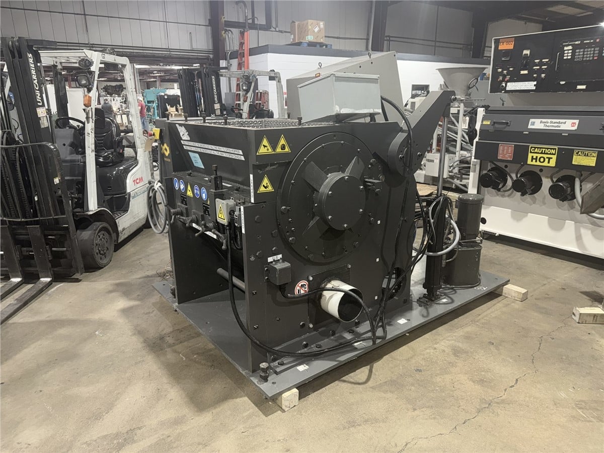 24" x 40" Cumberland #X1000, plastic granulator, 100 HP, 3-knife open rotor, 2 bed knives, hydraulic hopper - Image 4