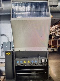 24" x 56" Cumberland #X1400, central plastic granulator, 150 HP, 2 bed knives, hydraulic tilt conveyor feed - Image 3