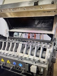 24" x 56" Cumberland #X1400, central plastic granulator, 150 HP, 2 bed knives, hydraulic tilt conveyor feed - Image 4