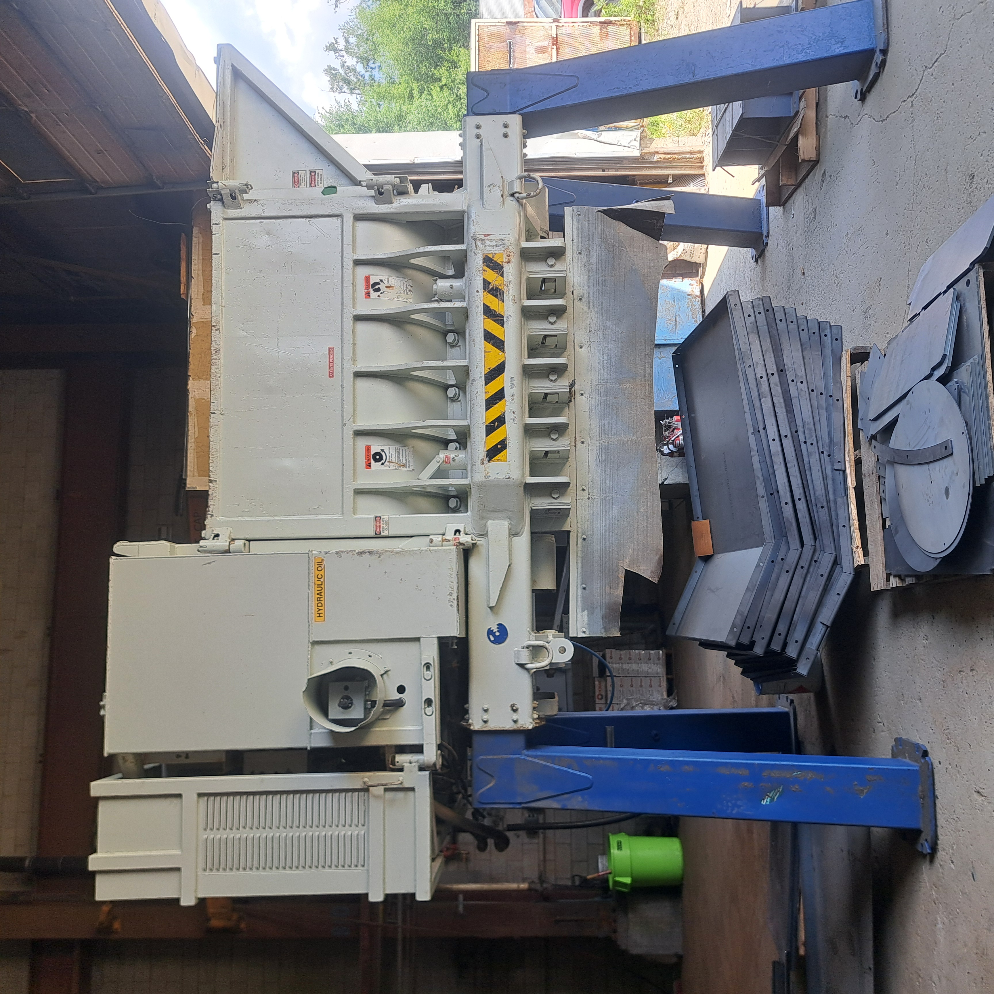 SSI Shredmax #PR560, single shaft shredder, 56" x 67" infeed opening, 100 HP electric, 575 V., 2003 - Image 2