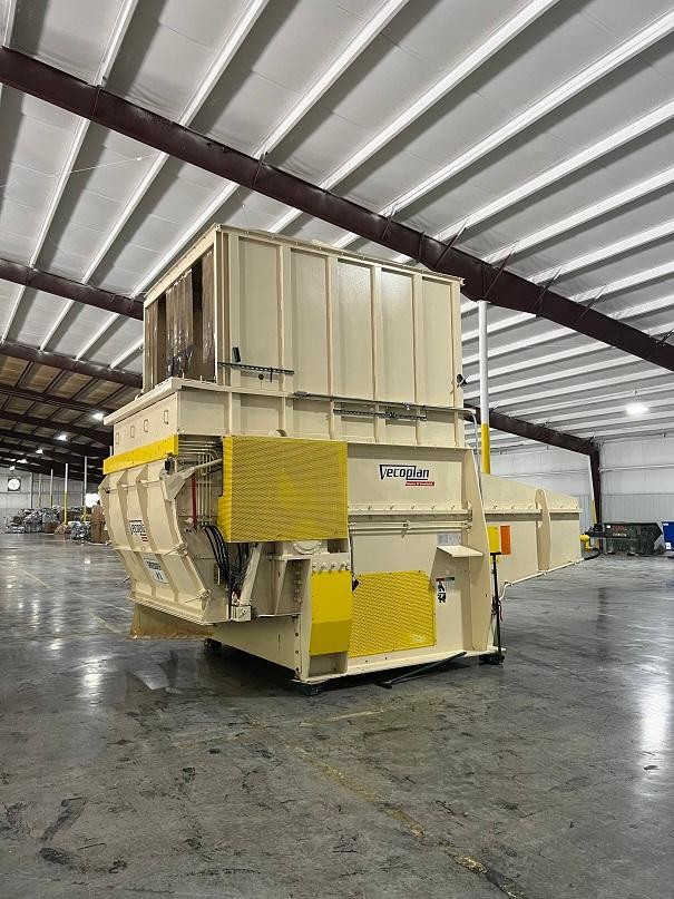 Vecoplan #K2500-UNF, single shaft shredder, 98" x 98" opening, 250 HP, 25" diameter rotor, hydraulic feed - Image 2