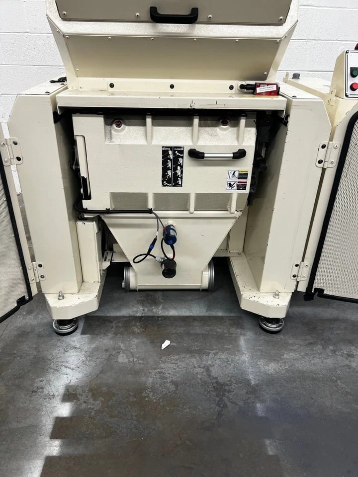 14" x 24" Conair #CGW-1424, plastic granulator, 40 HP, w/ conveyor, 460 V., 1999 (5 available) - Image 4
