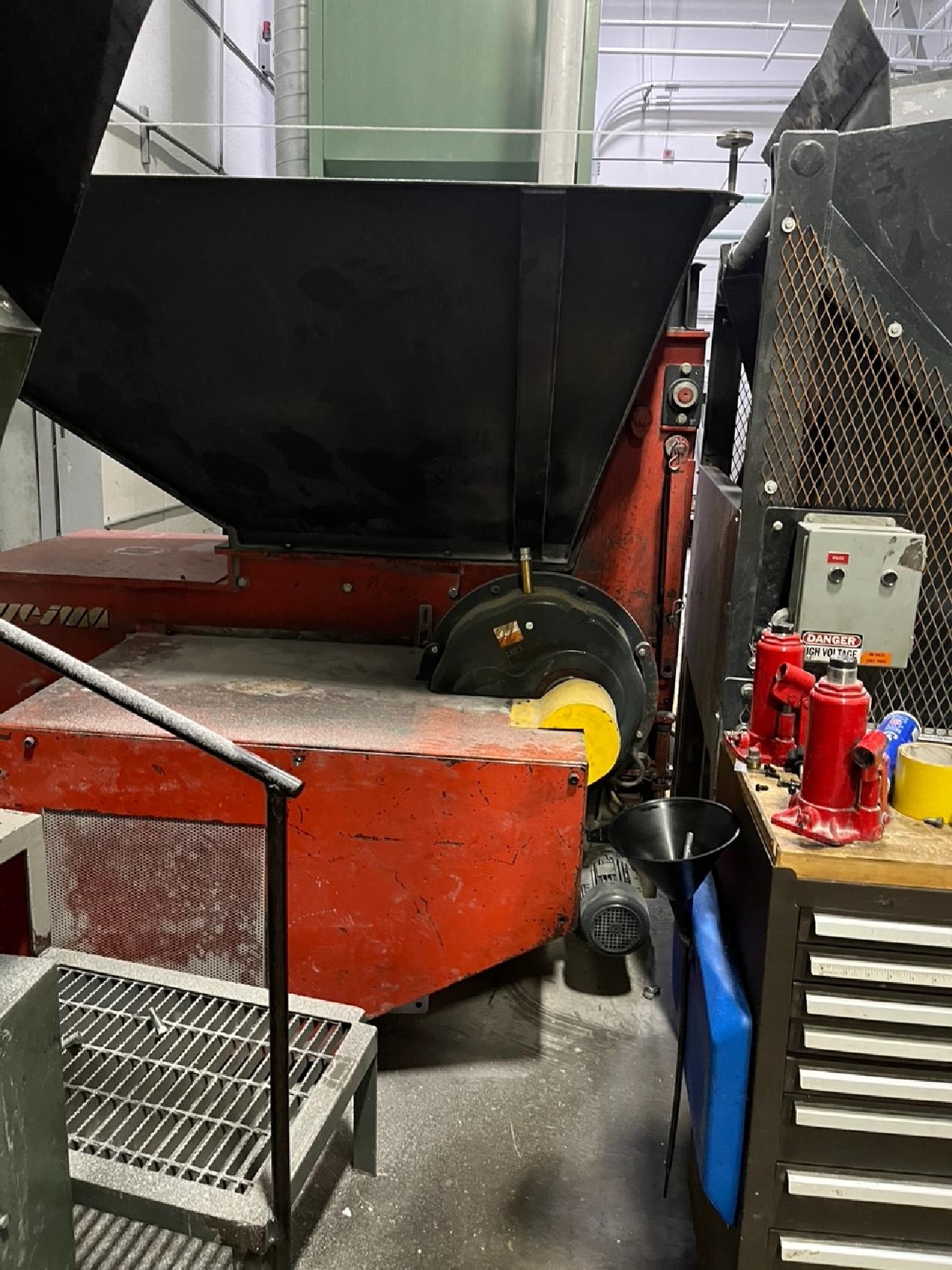 Weima #WLK-6S/37, single shaft shredder, V-rotor, 50 HP, 42 knives, 14-1/2" rotor, hopper loading dumper, 460 - Image 2