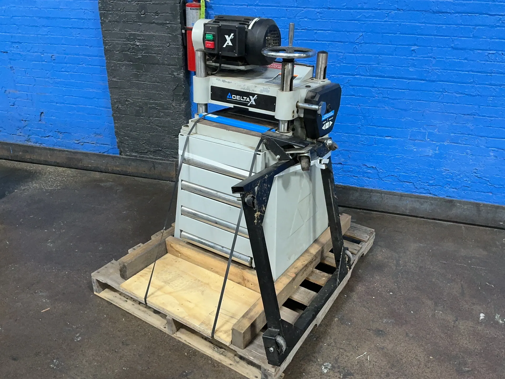 12" Delta #50-785, planer, 21" x 17" infeed & outfeed tables, 3 HP, 3450 RPM, 15 A, 230 V. - Image 2