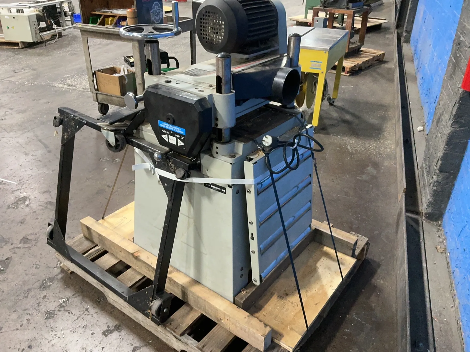 12" Delta #50-785, planer, 21" x 17" infeed & outfeed tables, 3 HP, 3450 RPM, 15 A, 230 V. - Image 5