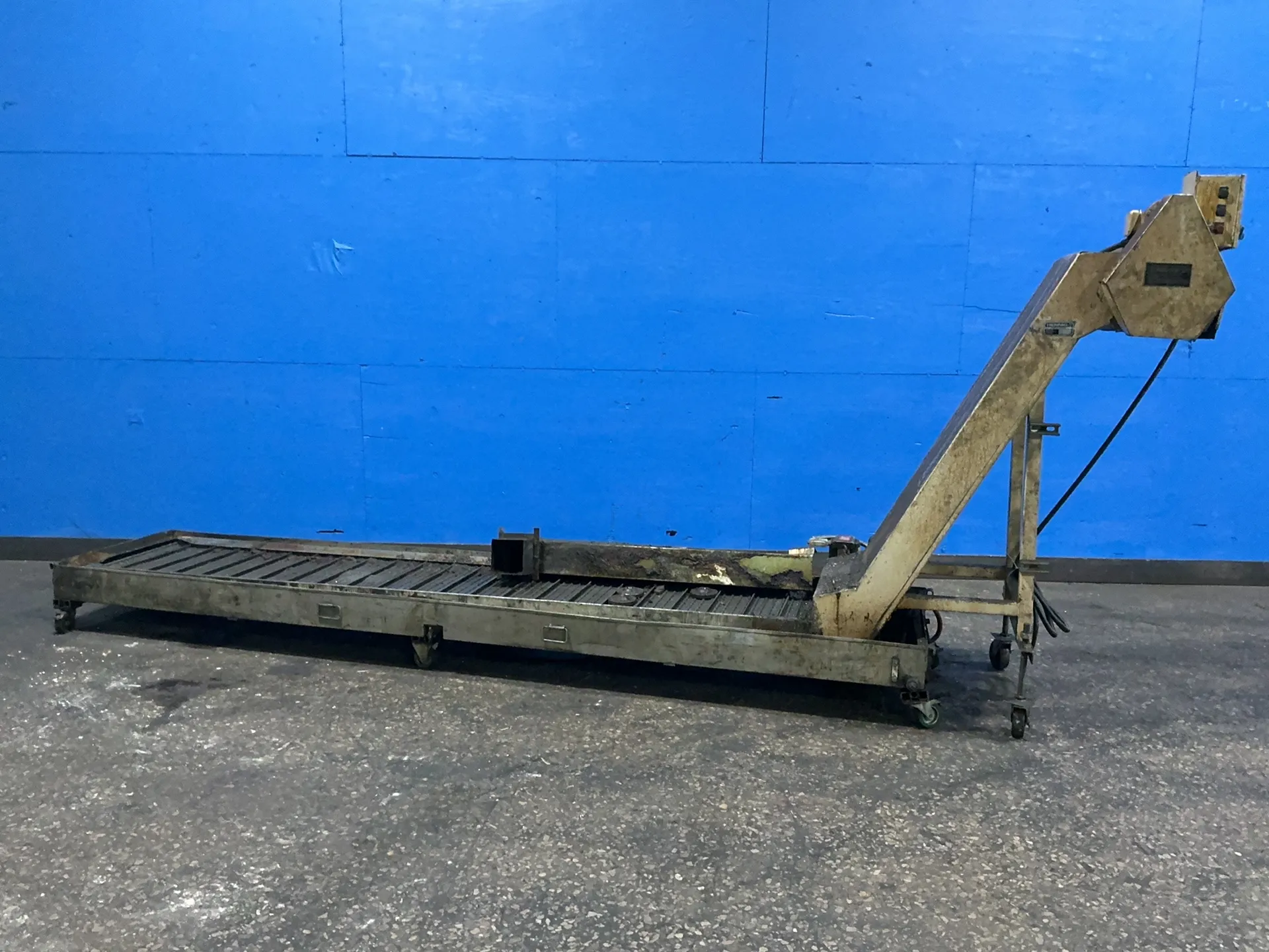 22.5" Henning #LC-2000-H, chip conveyor, 138" flat length, 61" rise, 22.5" flat width, 14" flat height, 1" - Image 1