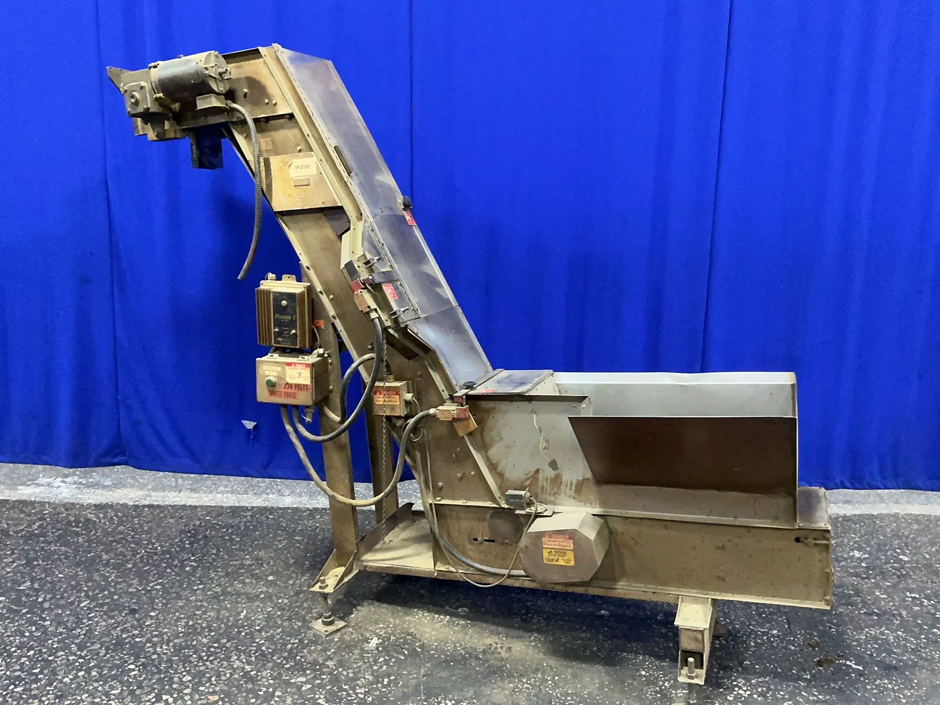 Incline conveyor, 4' flat length, 69" rise, 95" overall length, 15" flat width, 10" flat height, 15" cleat - Image 1