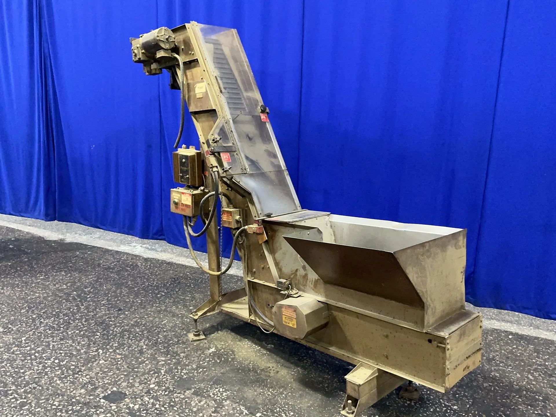 Incline conveyor, 4' flat length, 69" rise, 95" overall length, 15" flat width, 10" flat height, 15" cleat - Image 2