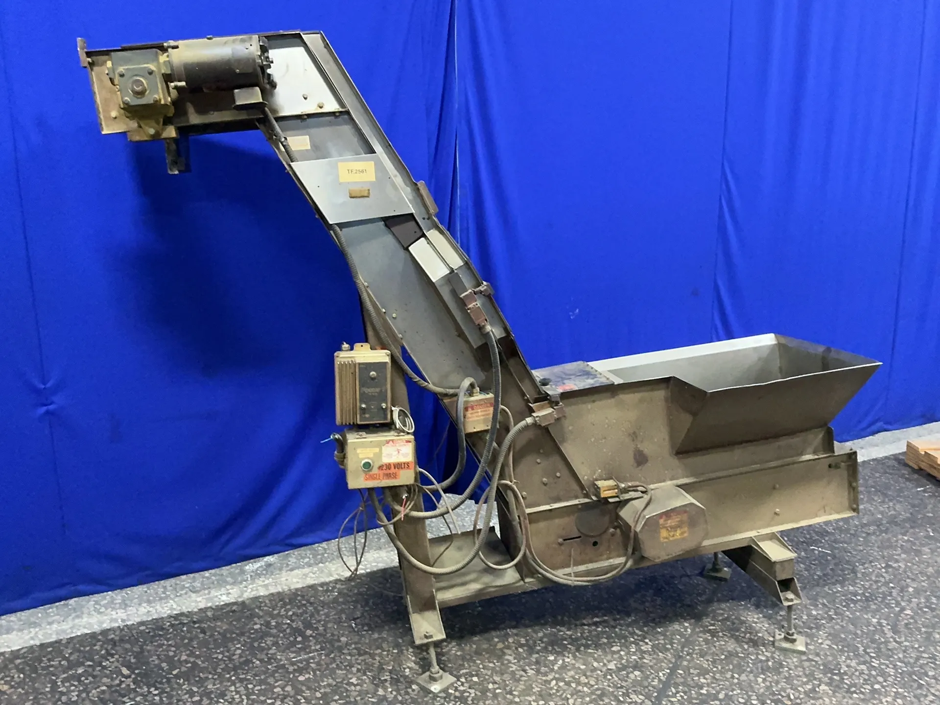 Incline conveyor, 4' flat length, 69" rise, 95" overall length, 15" flat width, 10" flat height, 15" cleats - Image 3