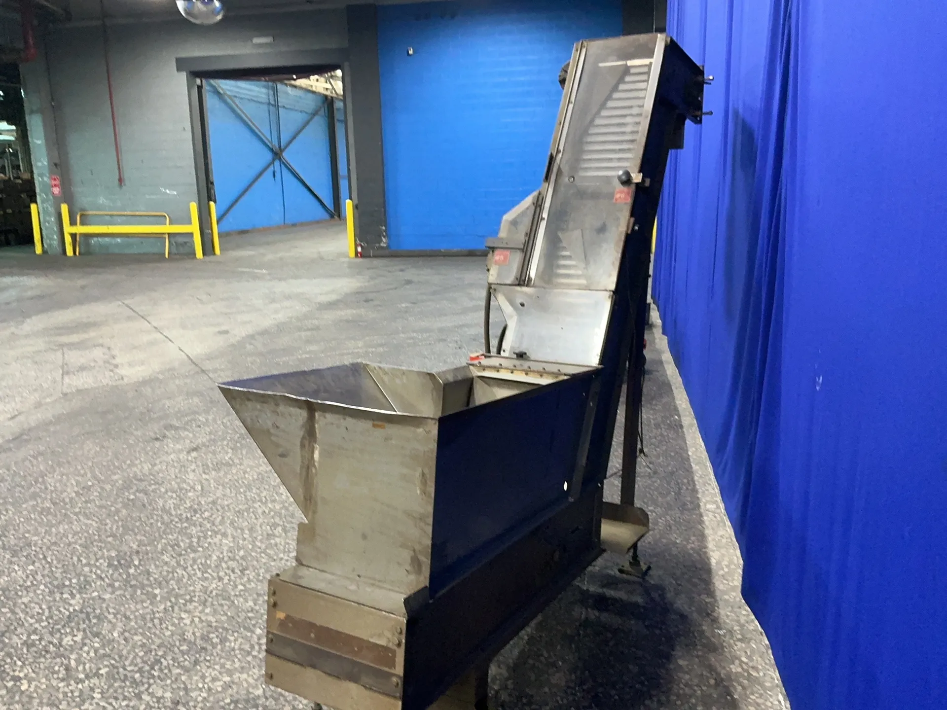 Incline conveyor, 4' flat length, 69" rise, 95" overall length, 15" flat width, 10" flat height, 15" cleats - Image 4