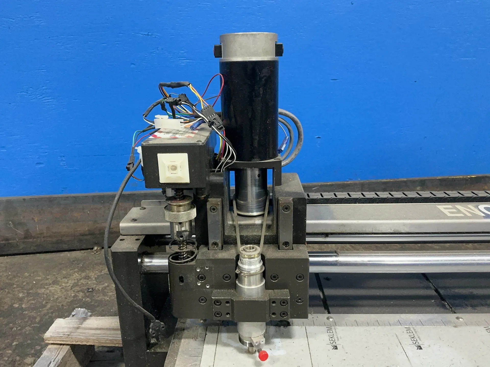Quality One Engravers #QUEST-1224, engraver, 20" x 26", 10 A, 110 V. - Image 3