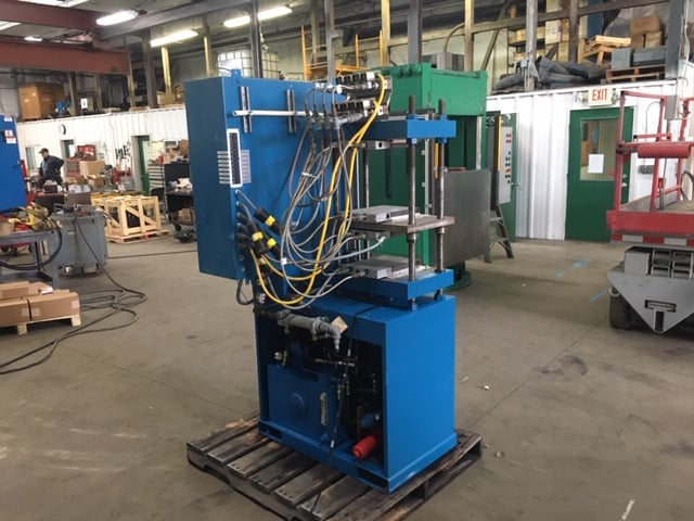 30 Ton, Carver/Wabash, 2 openings (6.5"-10" each), 6" stroke, 9" x9" elec.pltns, 2 HP, PLC, #2589 - Image 2