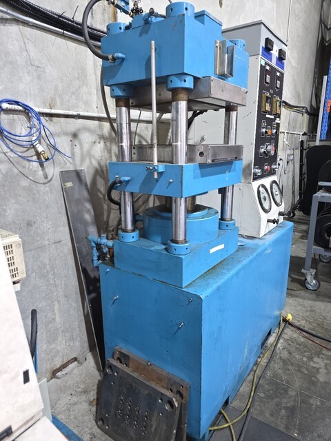 100 Ton, PHI, 4-post hydraulic compression molding press, dual heated platens, digital temp. controls, dual - Image 3